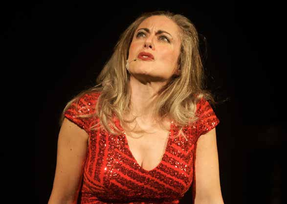 Danila Stalteri in scena in Manco fossi Laura Chiatti